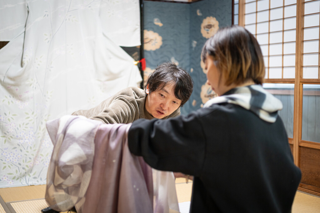 ストールの色味や素材の違いについて歓談