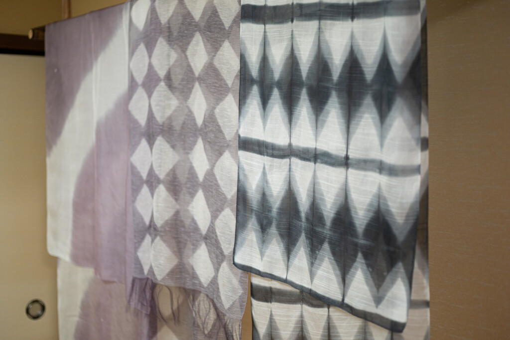 板締めで染め上げたストール